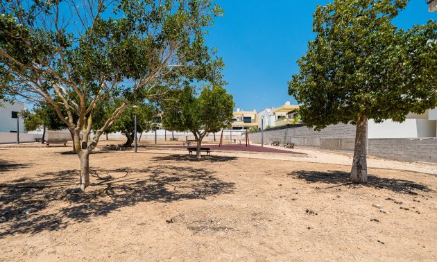 Reventa - Villa -
Los Montesinos - La Herrada