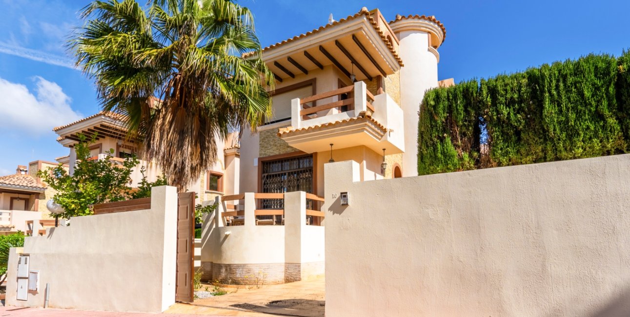 Resale - Villa -
Orihuela Costa - Villamartin