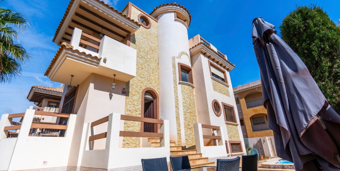 Resale - Villa -
Orihuela Costa - Villamartin