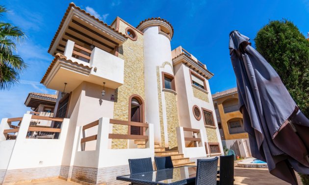 Resale - Villa -
Orihuela Costa - Villamartin