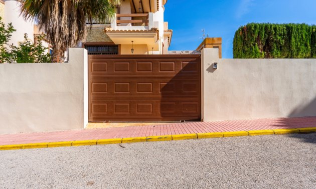 Resale - Villa -
Orihuela Costa - Villamartin