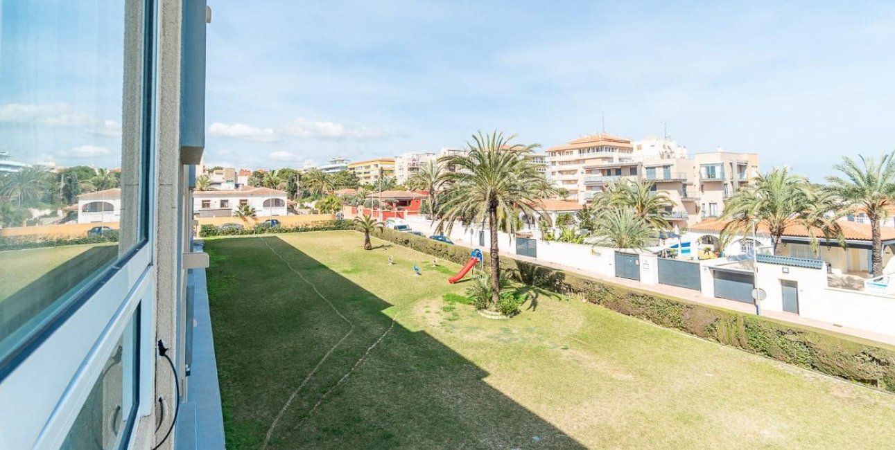 Resale - Apartment / flat -
Torrevieja - Punta prima