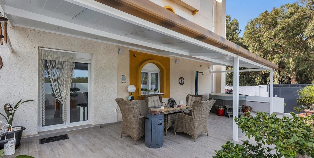 Resale - Villa -
Guardamar del Segura - Urbanizaciones