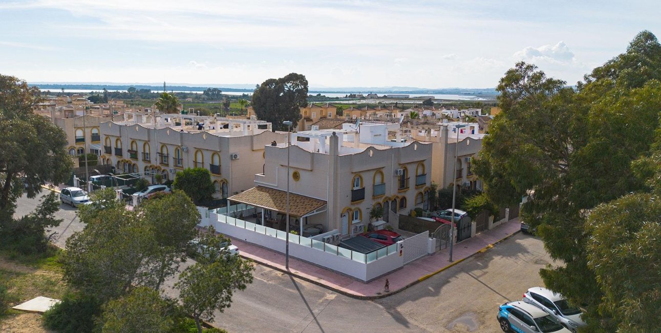 Resale - Villa -
Guardamar del Segura - Urbanizaciones