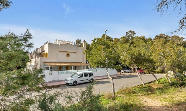 Resale - Villa -
Guardamar del Segura - Urbanizaciones