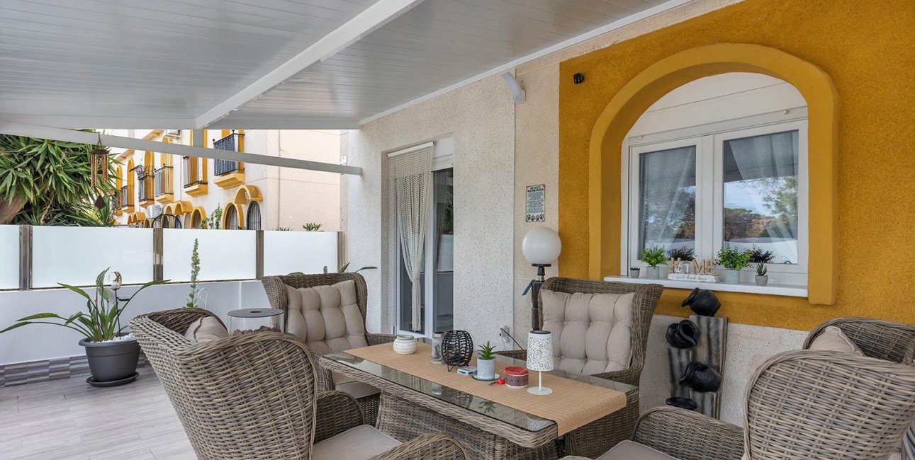 Resale - Villa -
Guardamar del Segura - Urbanizaciones