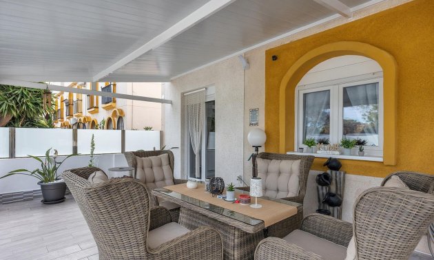 Resale - Villa -
Guardamar del Segura - Urbanizaciones