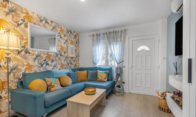 Resale - Villa -
Guardamar del Segura - Urbanizaciones