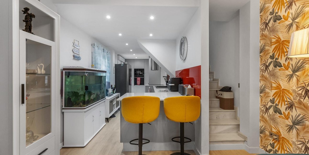 Resale - Villa -
Guardamar del Segura - Urbanizaciones