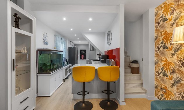 Resale - Villa -
Guardamar del Segura - Urbanizaciones