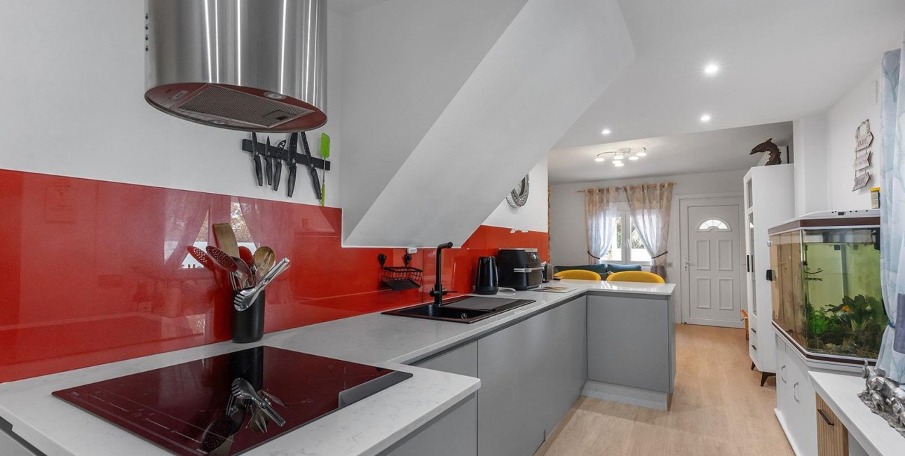 Resale - Villa -
Guardamar del Segura - Urbanizaciones