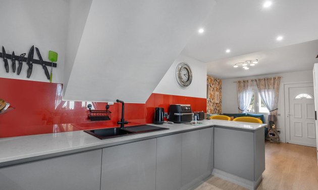 Resale - Villa -
Guardamar del Segura - Urbanizaciones