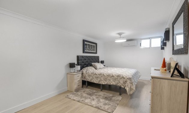 Resale - Villa -
Guardamar del Segura - Urbanizaciones