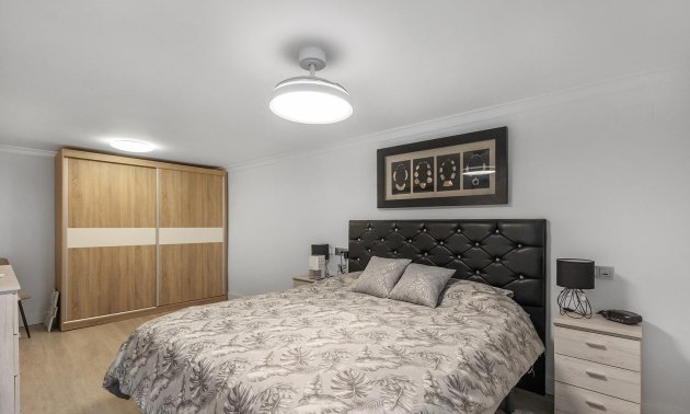 Resale - Villa -
Guardamar del Segura - Urbanizaciones