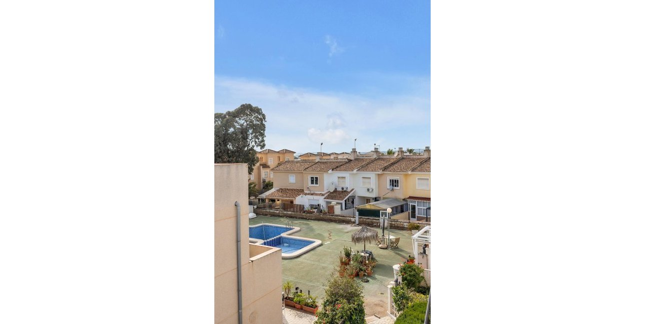 Resale - Villa -
Guardamar del Segura - Urbanizaciones