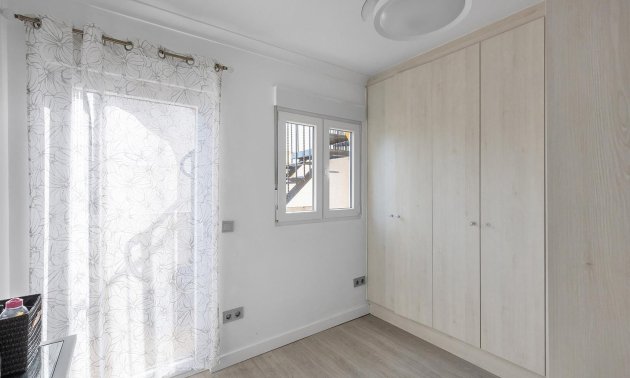 Resale - Villa -
Guardamar del Segura - Urbanizaciones