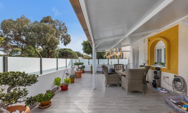 Resale - Villa -
Guardamar del Segura - Urbanizaciones