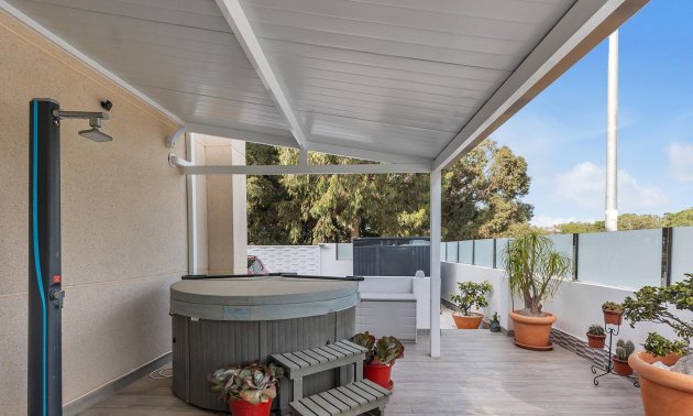 Resale - Villa -
Guardamar del Segura - Urbanizaciones