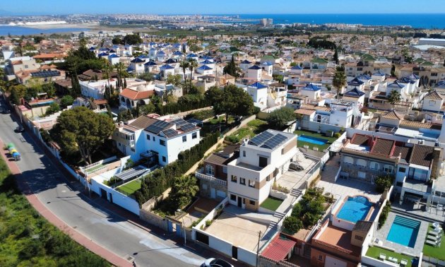 Resale - Villa -
Torrevieja - Los Balcones - Los Altos del Edén