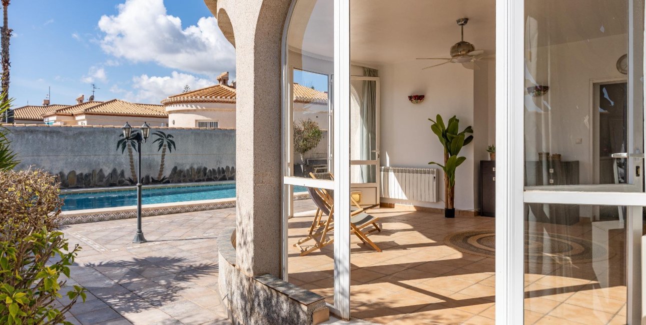 Resale - Villa -
Orihuela Costa - Playa Flamenca