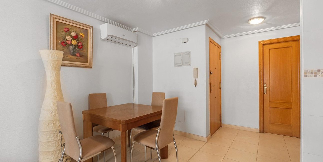 Resale - Apartment / flat -
Torrevieja - Centro