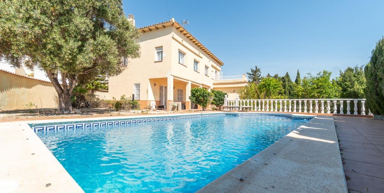 Resale - Villa -
Torrevieja - Cala de cabo cervera