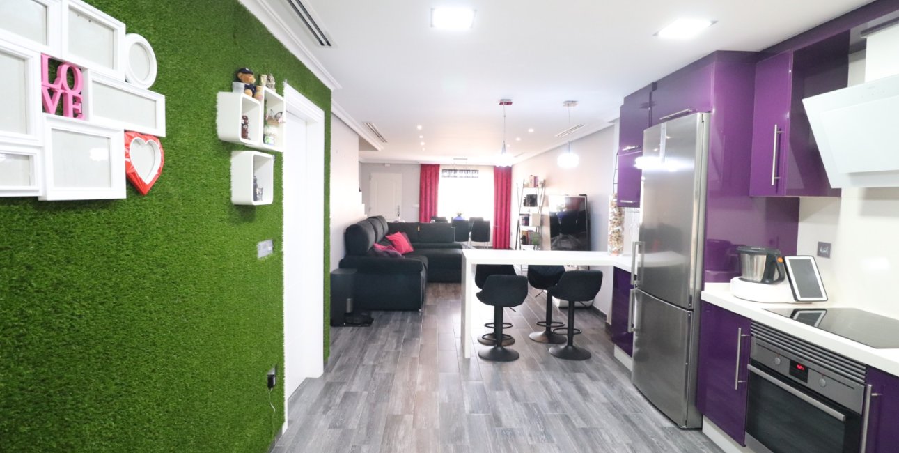 Resale - Townhouse -
Redovan - Redovan - Town