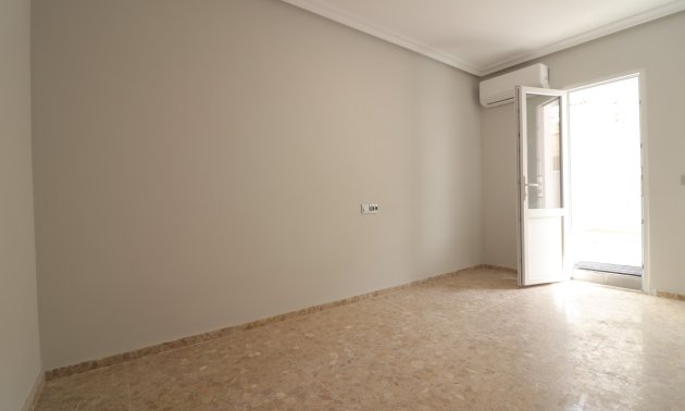 Resale - Apartment / flat -
Torrevieja - Torre La Mata
