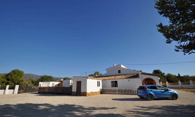 Resale - Country House -
Pinoso - Pinoso - Town