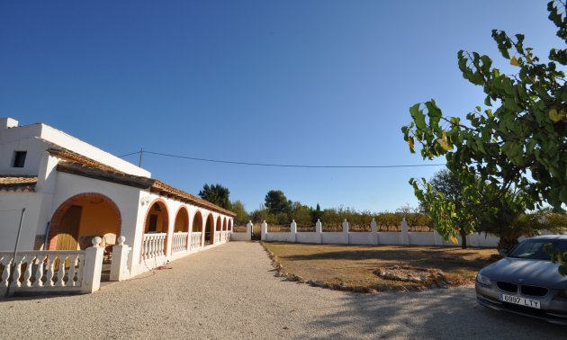 Resale - Country House -
Pinoso - Pinoso - Town