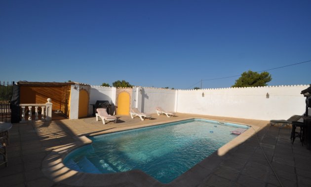 Resale - Country House -
Pinoso - Pinoso - Town