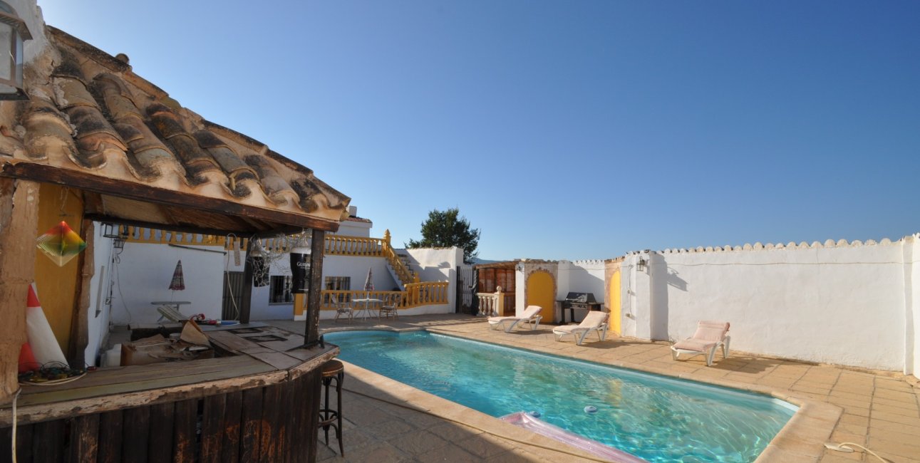 Resale - Country House -
Pinoso - Pinoso - Town