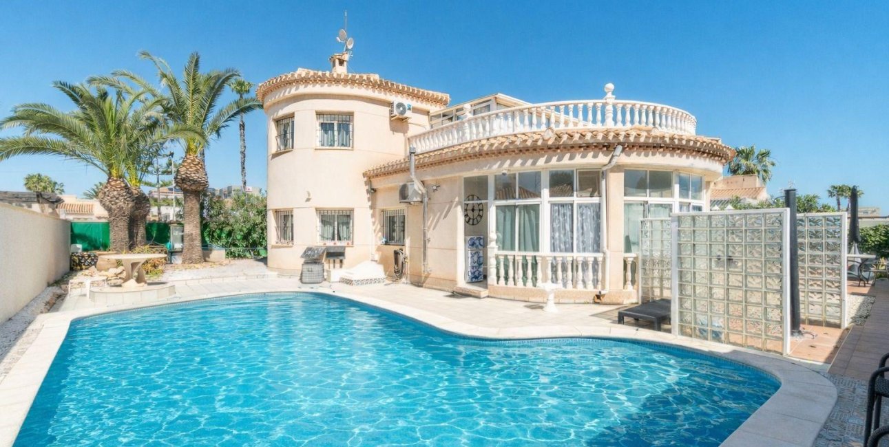 Resale - Villa -
Orihuela Costa - La Zenia