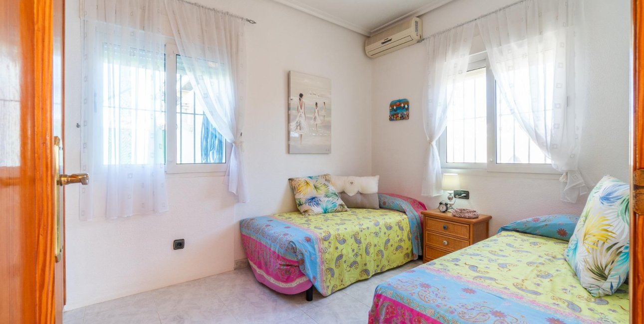 Resale - Villa -
Orihuela Costa - La Zenia