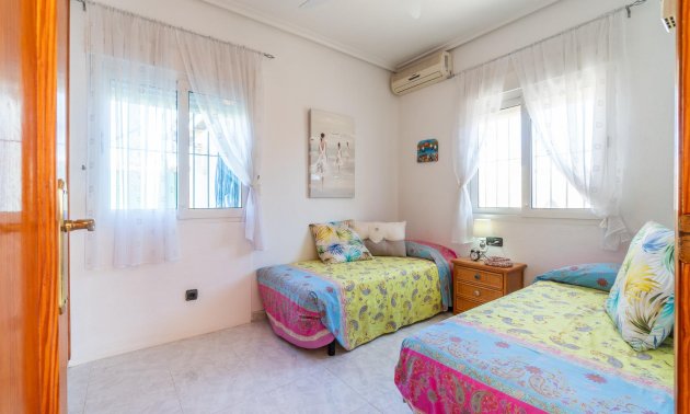 Resale - Villa -
Orihuela Costa - La Zenia