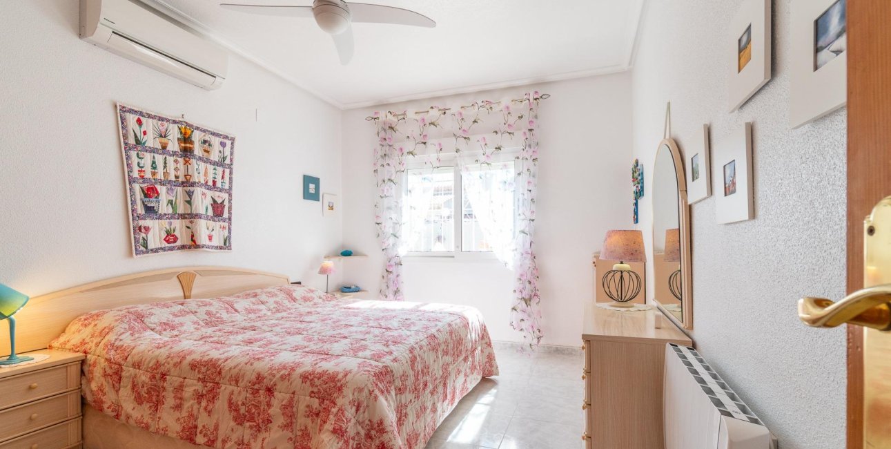 Resale - Villa -
Orihuela Costa - La Zenia