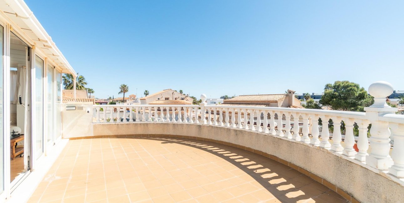 Resale - Villa -
Orihuela Costa - La Zenia