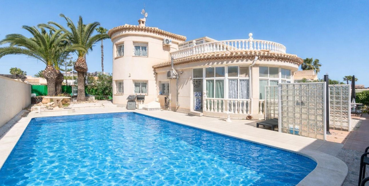 Resale - Villa -
Orihuela Costa - La Zenia
