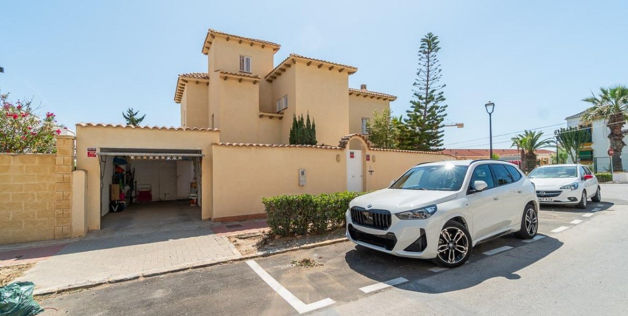 Resale - Villa -
Torrevieja - Cala de cabo cervera