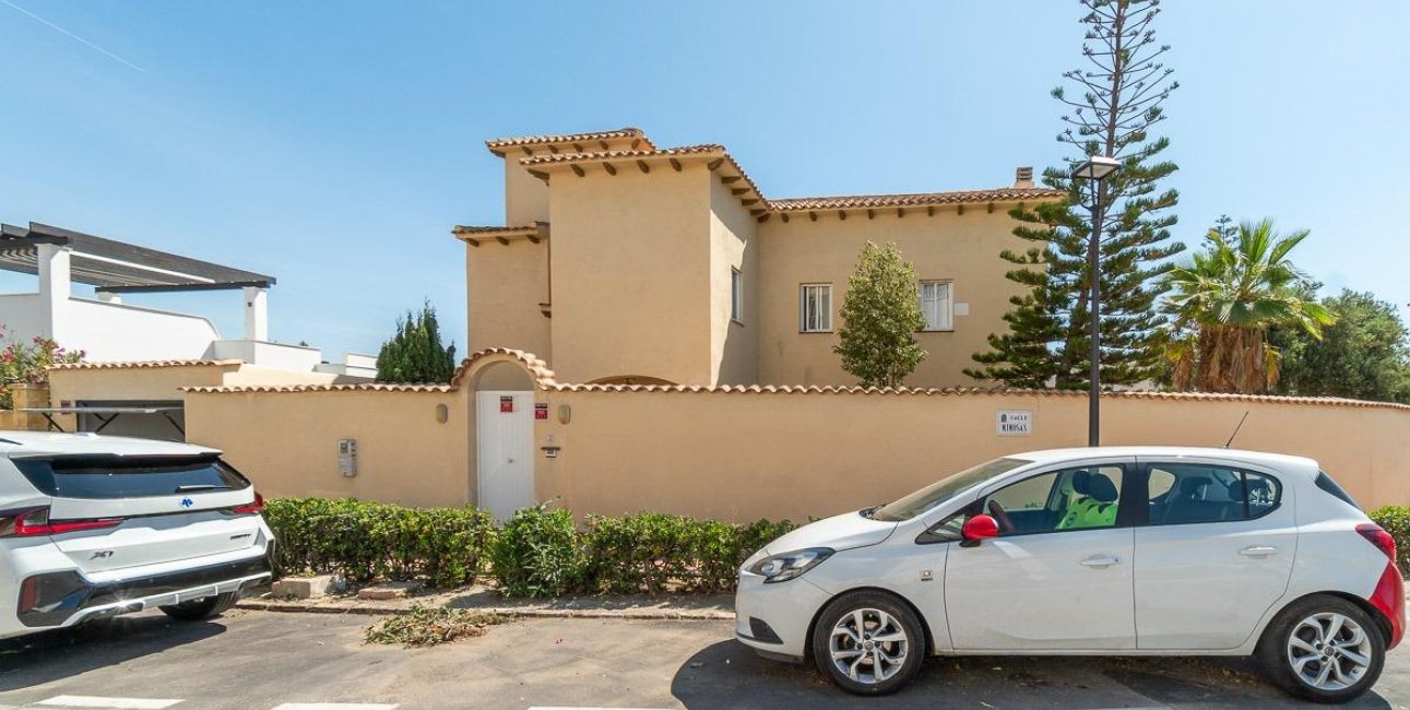 Resale - Villa -
Torrevieja - Cala de cabo cervera
