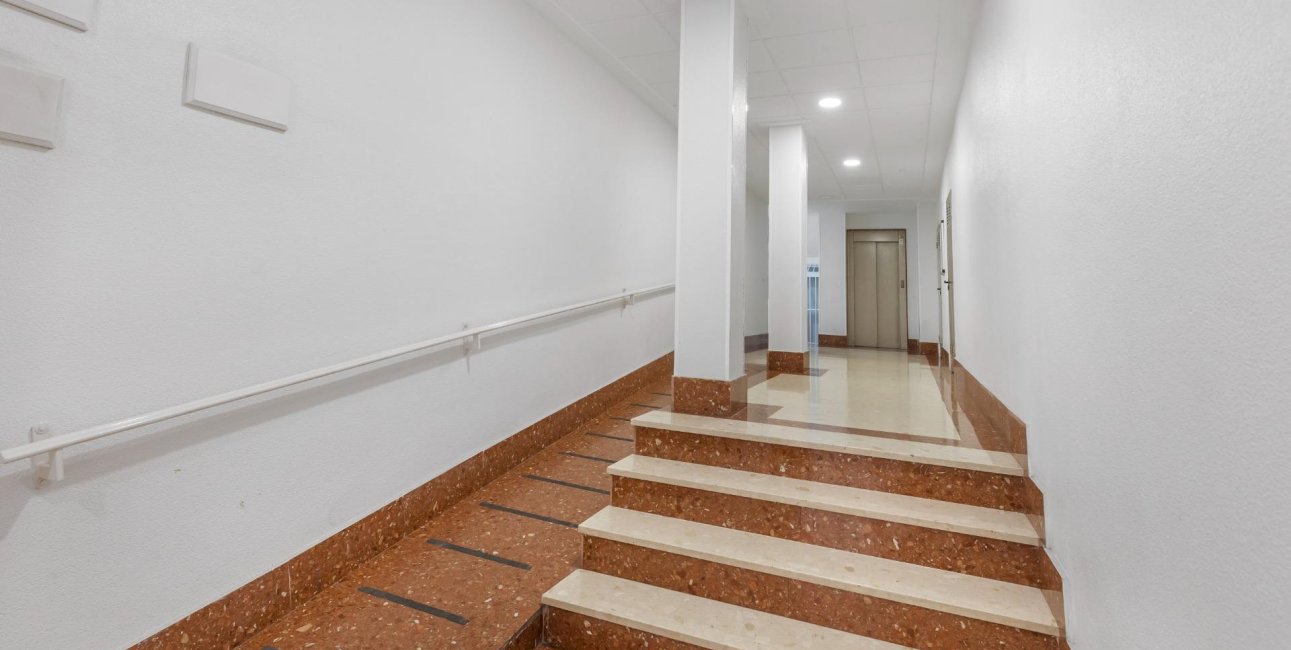 Resale - Apartment / flat -
Torrevieja - Paseo maritimo