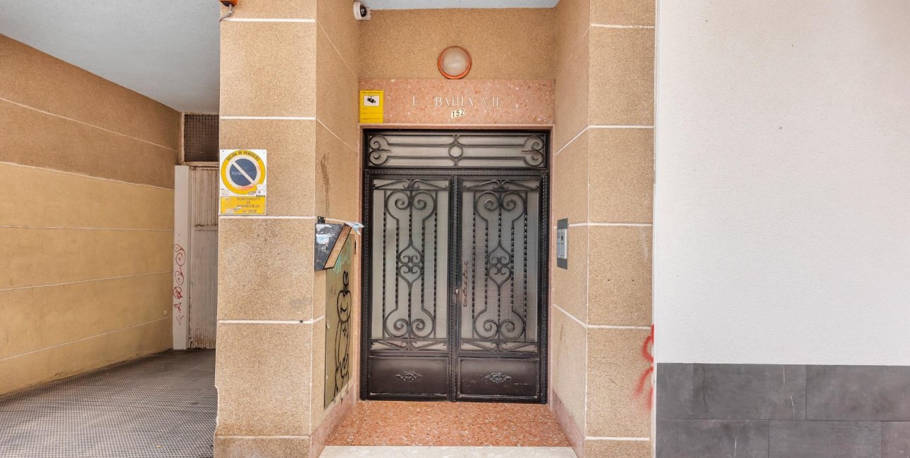 Resale - Apartment / flat -
Torrevieja - Paseo maritimo