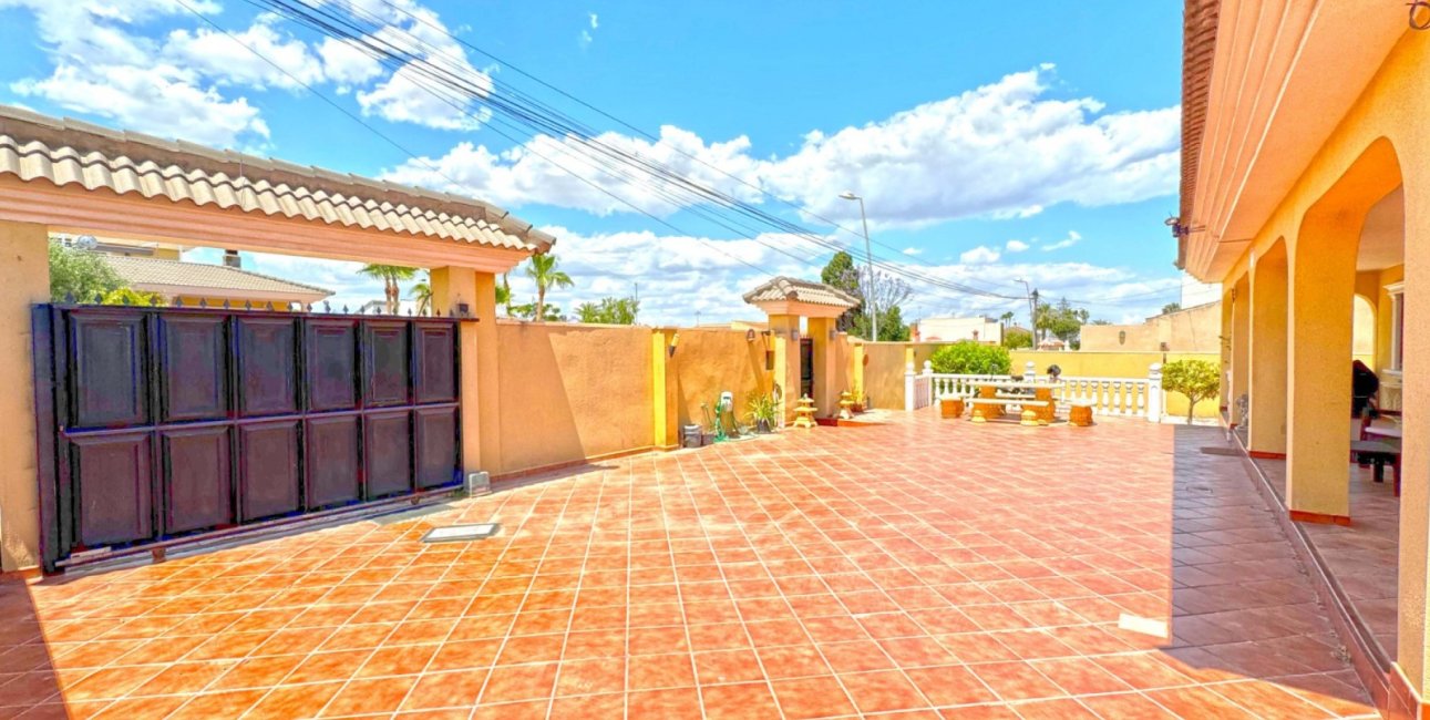 Resale - Villa -
Orihuela Costa - Los Balcones