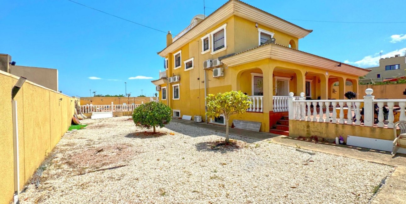 Resale - Villa -
Orihuela Costa - Los Balcones