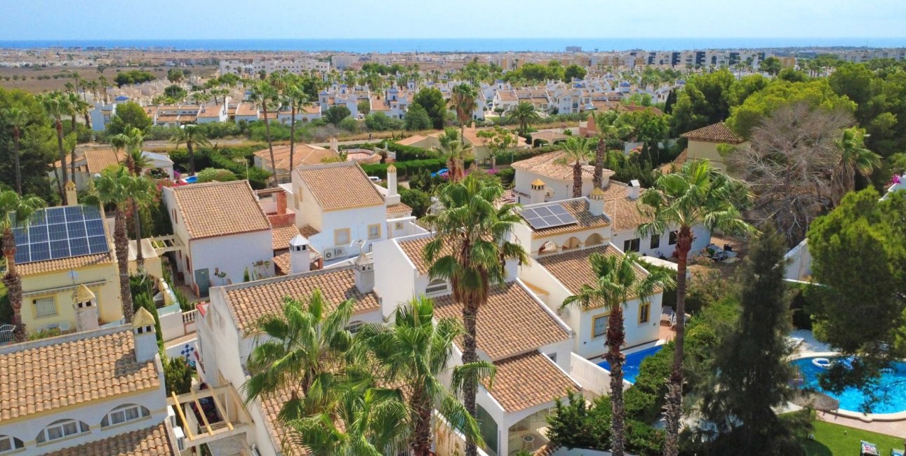 Resale - Villa -
Orihuela Costa - Villamartin