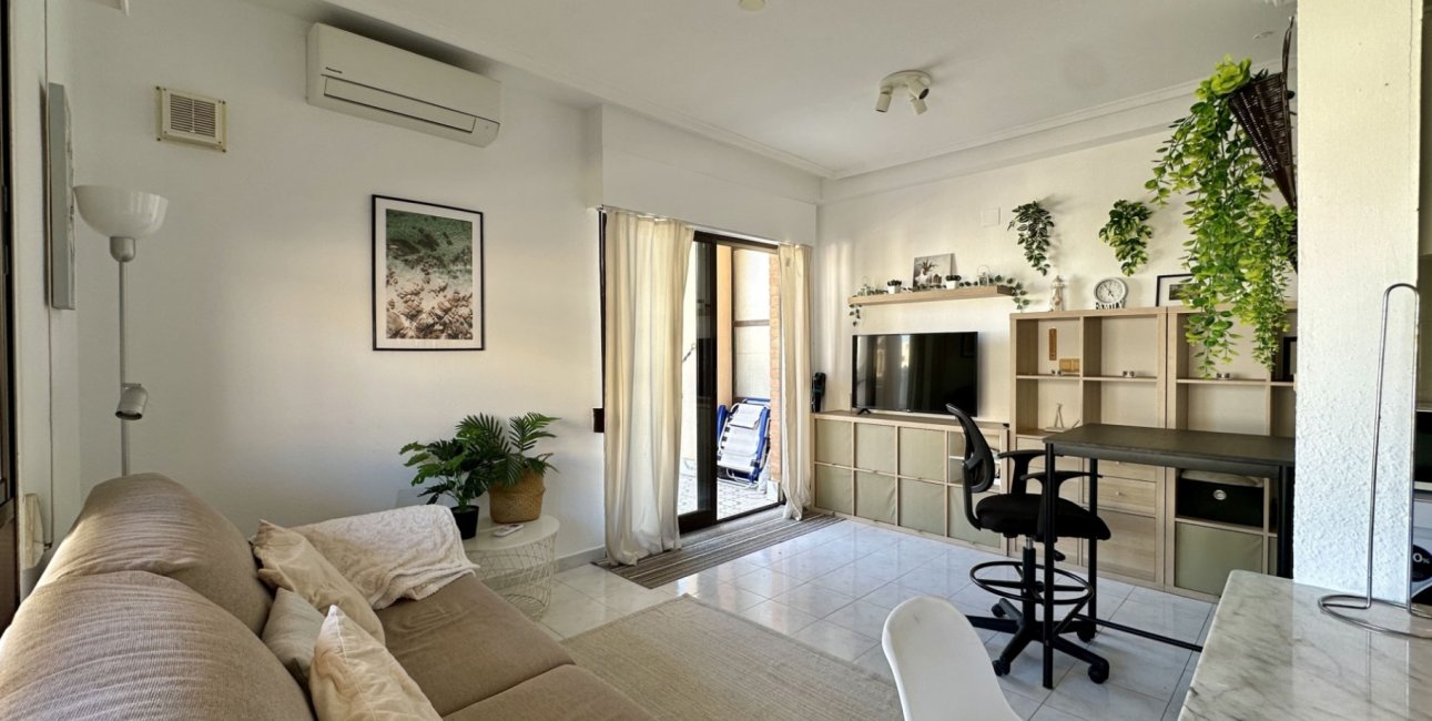 Resale - Apartment / flat -
Torrevieja - Torrevieja - Centre