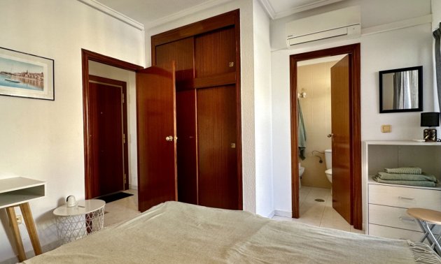 Resale - Apartment / flat -
Torrevieja - Torrevieja - Centre