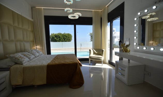 Resale - Villa -
San Miguel de Salinas - La Cañada - Los Alcores