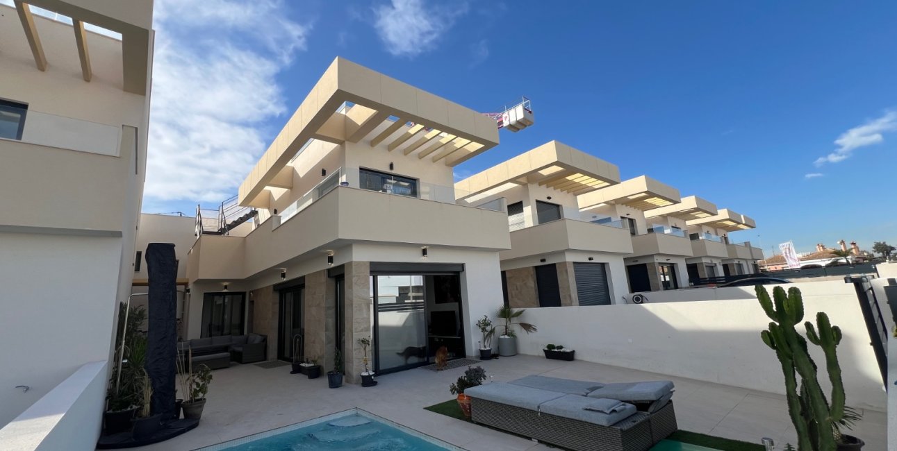 Resale - Villa -
Los Montesinos - La Herrada
