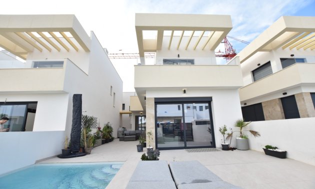 Resale - Villa -
Los Montesinos - La Herrada